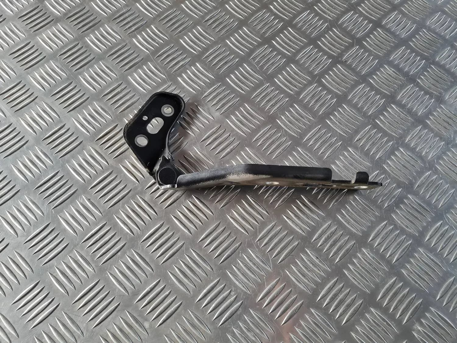 Петля капота правая AUDI A6 2008 - foto 3