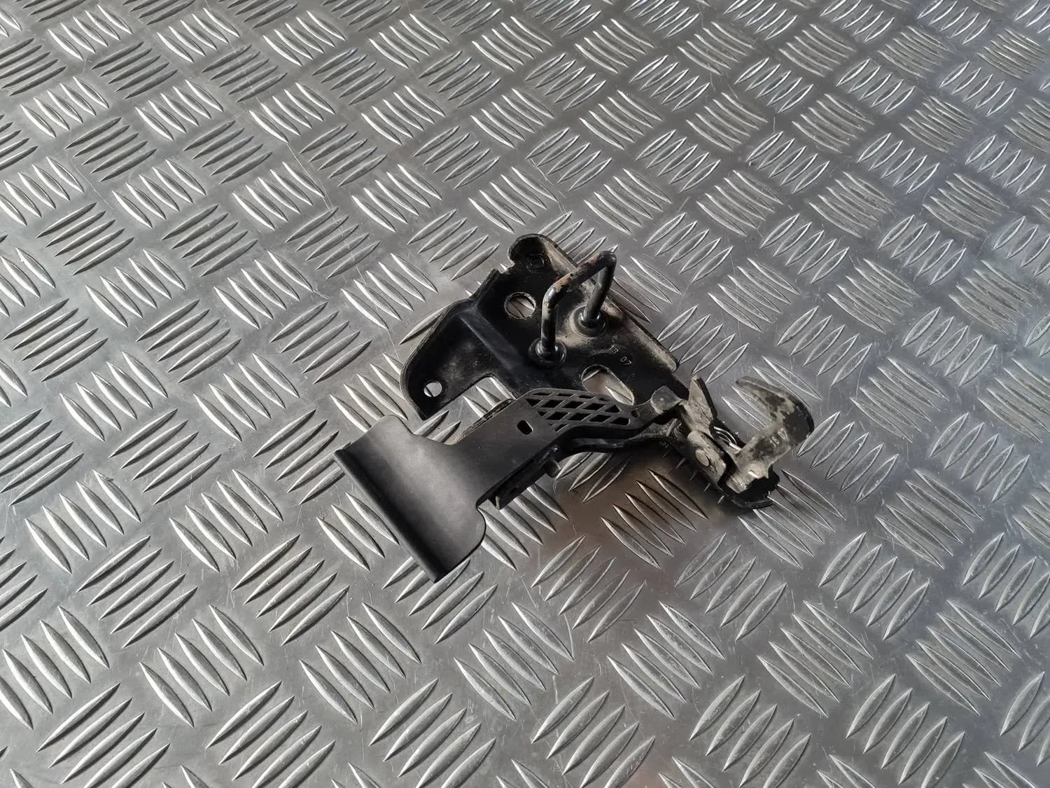 Рычаг открывания капота AUDI A6 2008 - foto 3