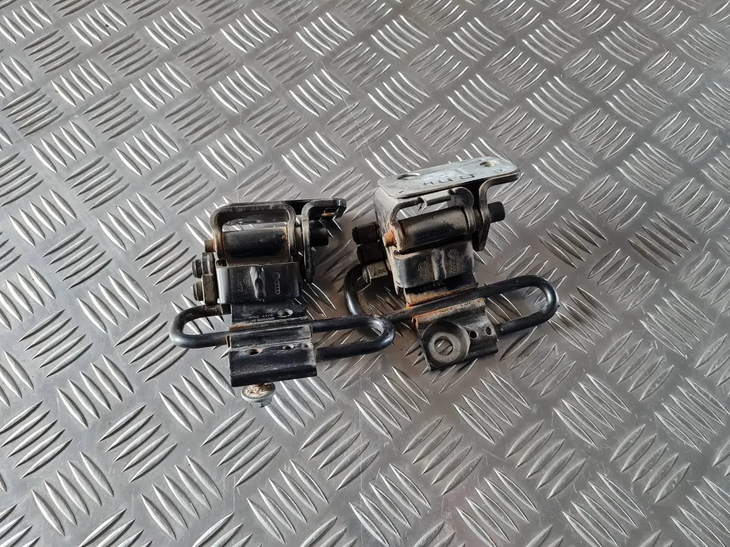 Петля двери AUDI A6 2008 - foto 2