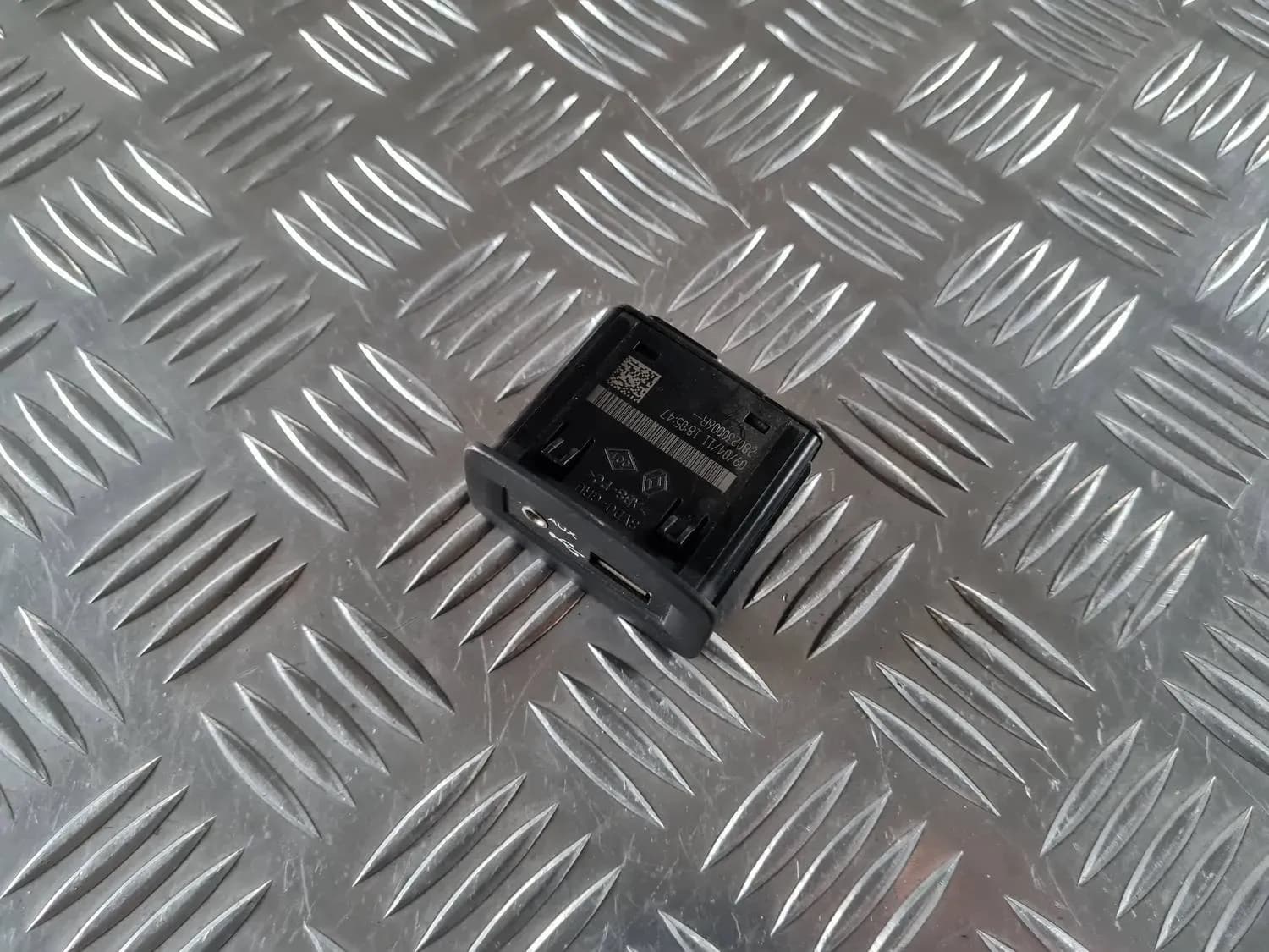USB/AUX адаптер RENAULT SCENIC III 2011 - foto 3