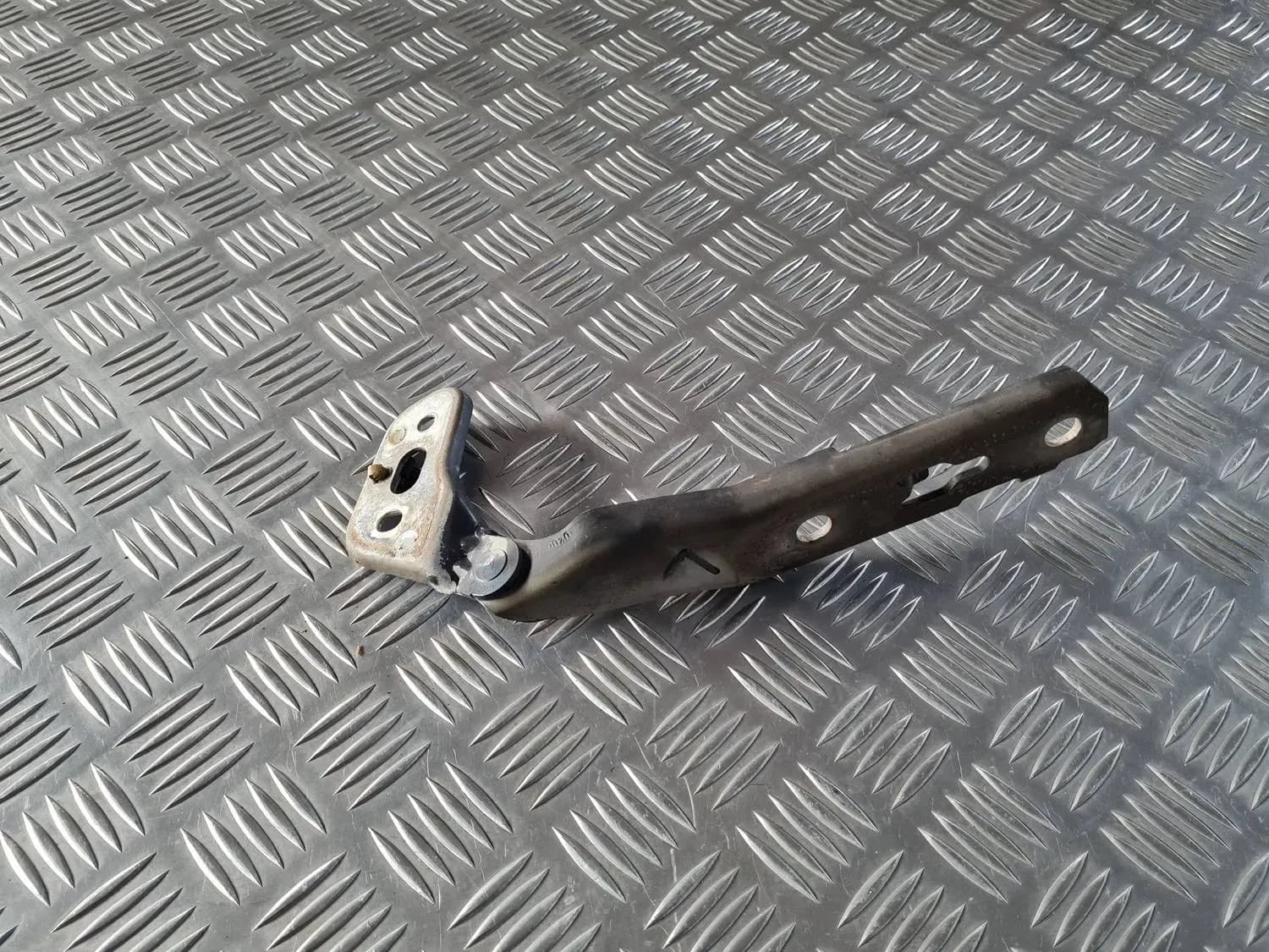 Петля капота левая AUDI A6 2008