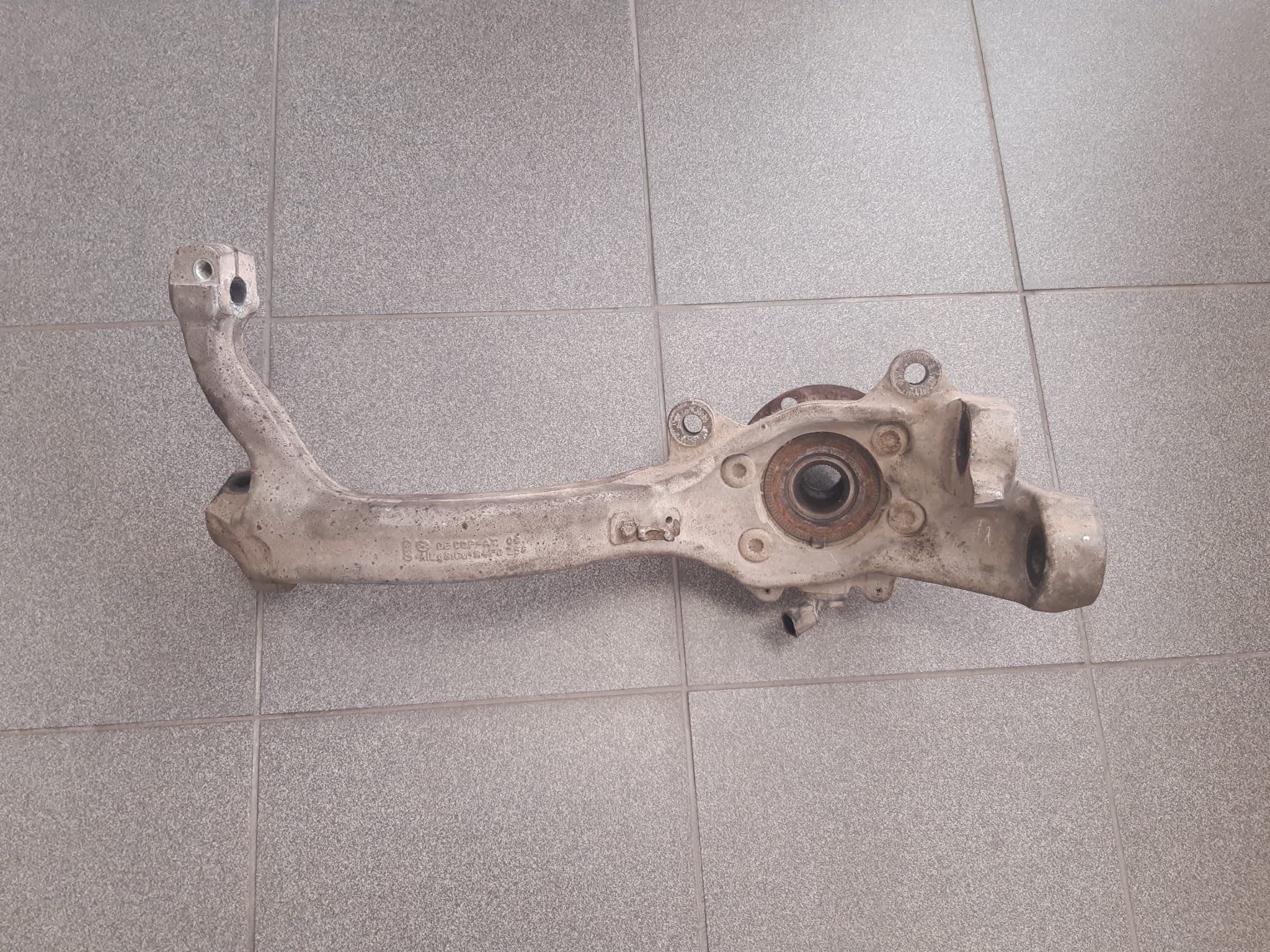 Поворотный кулак передний правый AUDI A6 2008 - foto 1