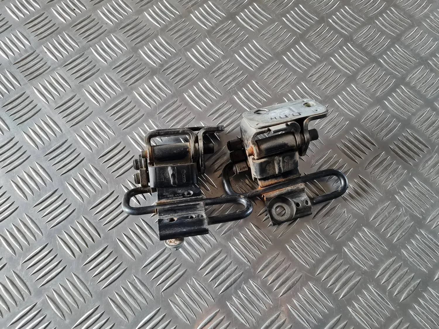 Петля двери AUDI A6 2008 - foto 4