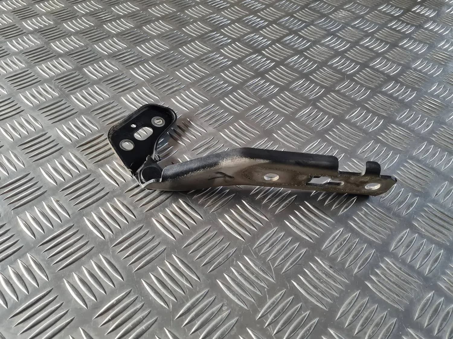 Петля капота правая AUDI A6 2008 - foto 1