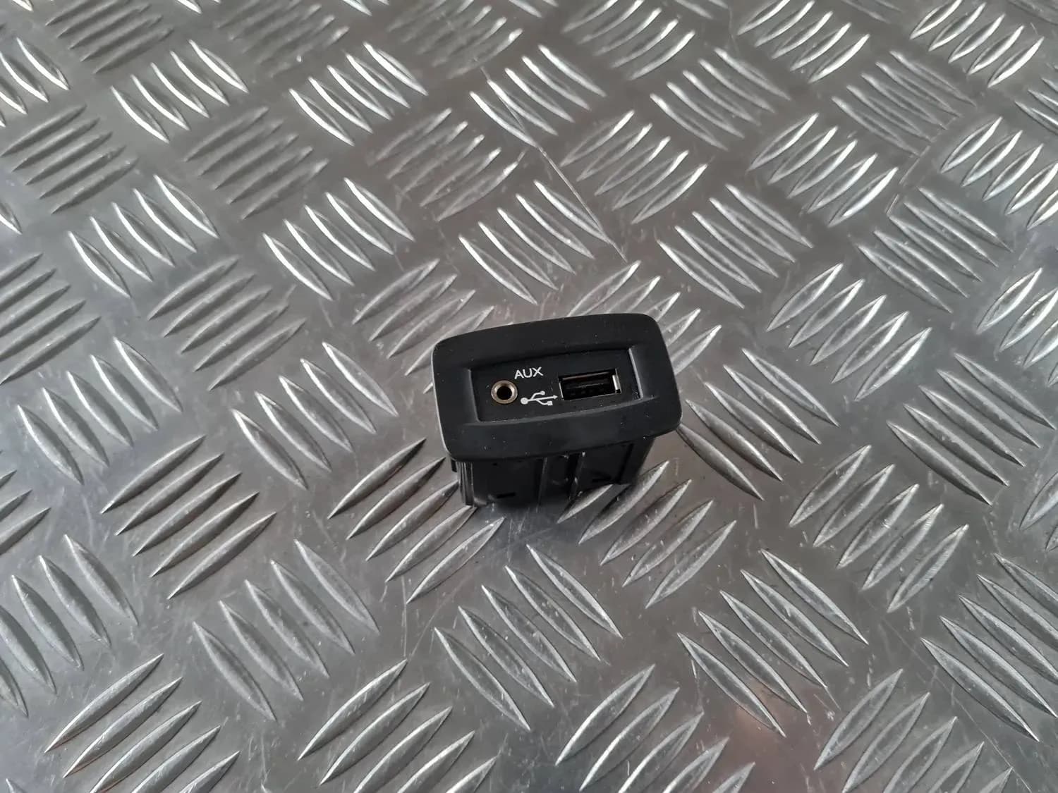 USB/AUX адаптер RENAULT SCENIC III 2011 - foto 1