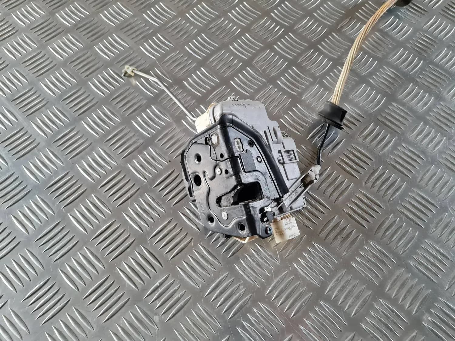 Замок двери передний левый AUDI A6 2008 - foto 2