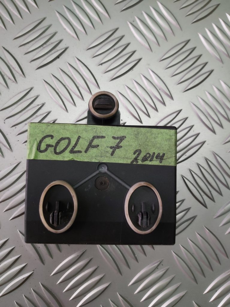 Priekšējo labo durvju vadības bloks priekš VW GOLF 2014 2 Priekšējo labo durvju vadības bloks priekš VW GOLF 2014