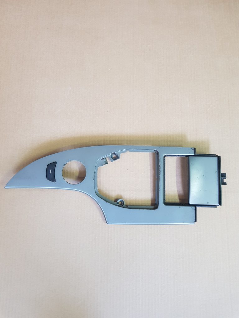 Dekoratīvs rāmis pārnesumu selektoram priekš BMW 520D E60 2006 ENG. 1 Dekoratīvs rāmis pārnesumu selektoram priekš BMW 520D E60 2006 ENG.