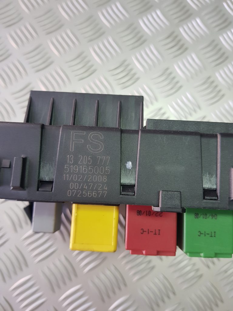 Drošinātāju relejas kaste priekš OPEL VECTRA C 2008 2 Drošinātāju relejas kaste priekš OPEL VECTRA C 2008