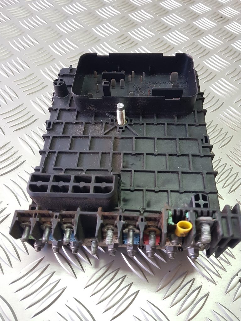 Drošinātāju bloks priekš VW GOLF 5 2006 2 Drošinātāju bloks priekš VW GOLF 5 2006