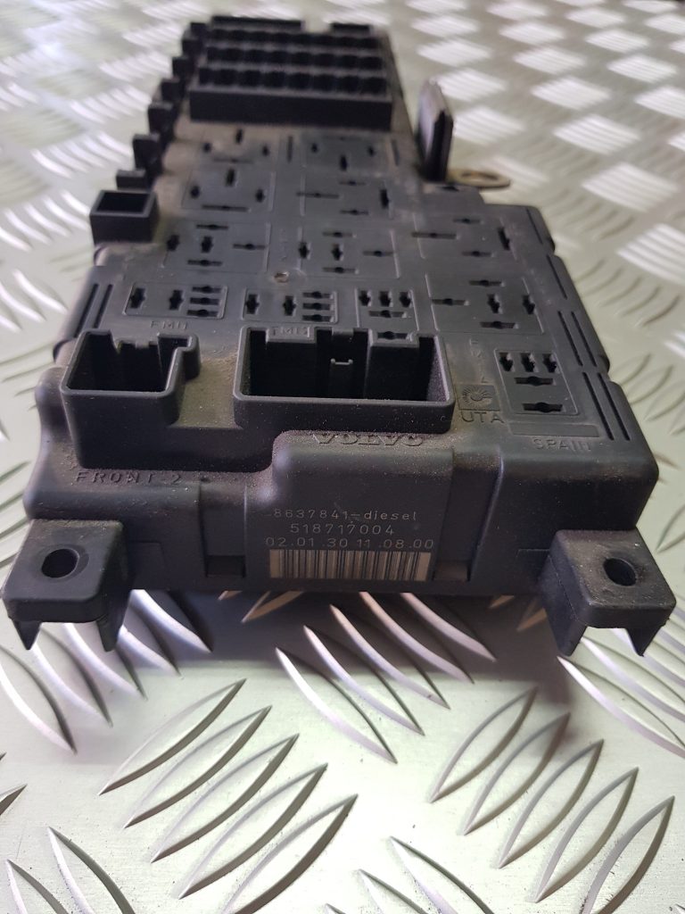 Drošinātāju relejas kaste priekš VOLVO V70 2002 SILVER 3 Drošinātāju relejas kaste priekš VOLVO V70 2002 SILVER