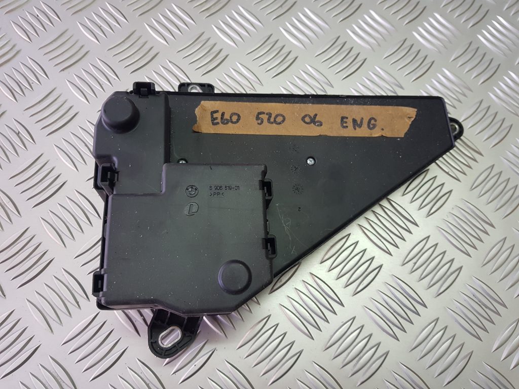 Drošinātāju relejas kaste priekš BMW 520D E60 2006 ENG. 1 Drošinātāju relejas kaste priekš BMW 520D E60 2006 ENG.