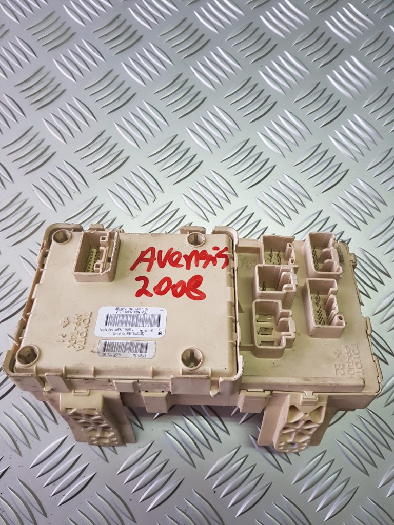 Drošinātāju relejas kaste priekš TOYOTA AVENSIS 2008 1 Drošinātāju relejas kaste priekš TOYOTA AVENSIS 2008