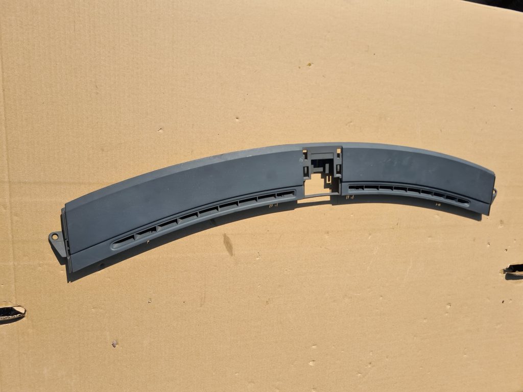 Vējstikla ventilācijas režģis (salonā) priekš SAAB 9-5 1999 1 Vējstikla ventilācijas režģis (salonā) priekš SAAB 9-5 1999