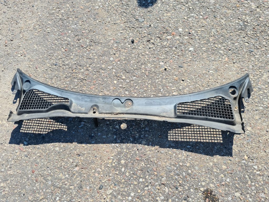 Vējstikla uzlikas (deflektora) režģis priekš SAAB 9-5 1999 1 Vējstikla uzlikas (deflektora) režģis priekš SAAB 9-5 1999