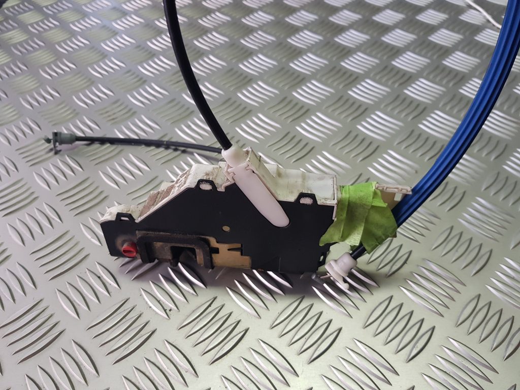 Aizmugurējo kreiso durvju slēdzene priekš PEUGEOT 407 2004 2 Aizmugurējo kreiso durvju slēdzene priekš PEUGEOT 407 2004