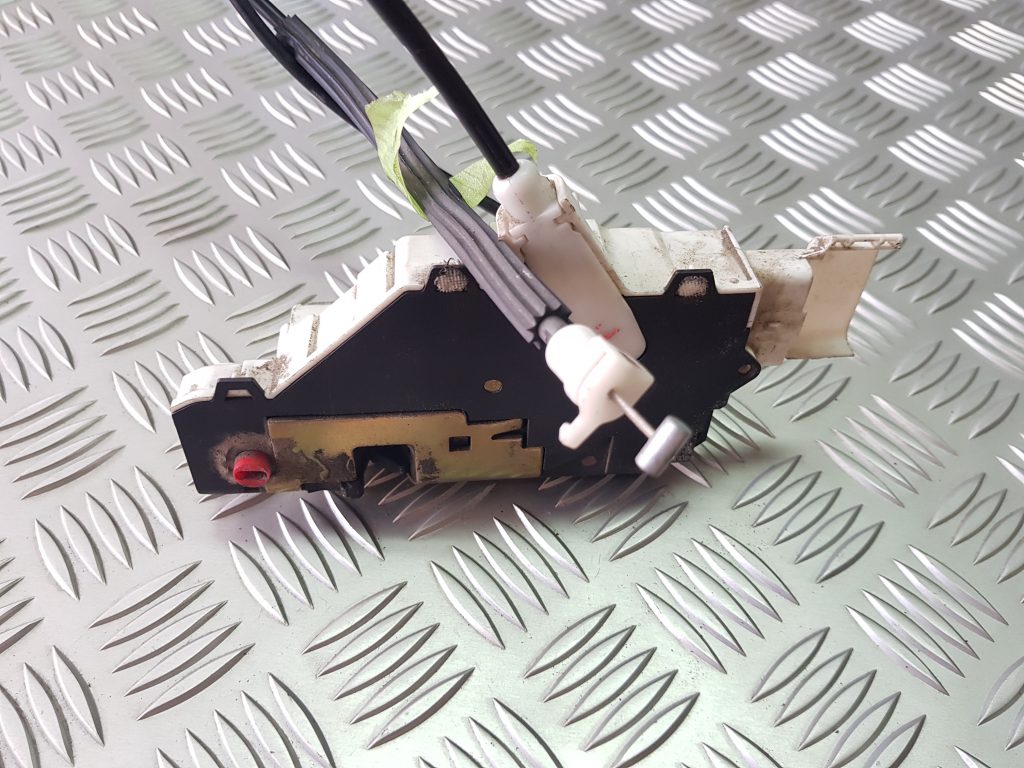 Aizmugurējo kreiso durvju slēdzene priekš PEUGEOT 407 2005 2 Aizmugurējo kreiso durvju slēdzene priekš PEUGEOT 407 2005