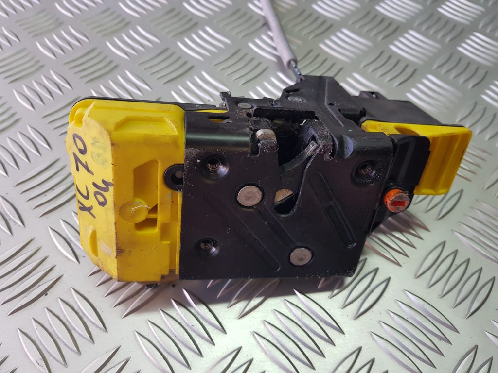 Aizmugurējo kreiso durvju slēdzene priekš VOLVO XC70 2004 1 Aizmugurējo kreiso durvju slēdzene priekš VOLVO XC70 2004