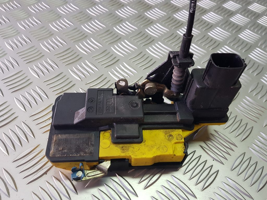 Aizmugurējo labo durvju slēdzene priekš VOLVO XC70 2004 1 Aizmugurējo labo durvju slēdzene priekš VOLVO XC70 2004