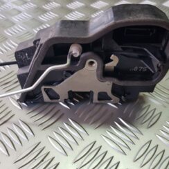 Aizmugurējo kreiso durvju slēdzene priekš BMW 530D E61 2006 TOURING TITANSILVER