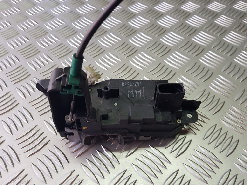 Priekšējo labo durvju slēdzene priekš OPEL ASTRA H STATION WAGON 2009 2 Priekšējo labo durvju slēdzene priekš OPEL ASTRA H STATION WAGON 2009