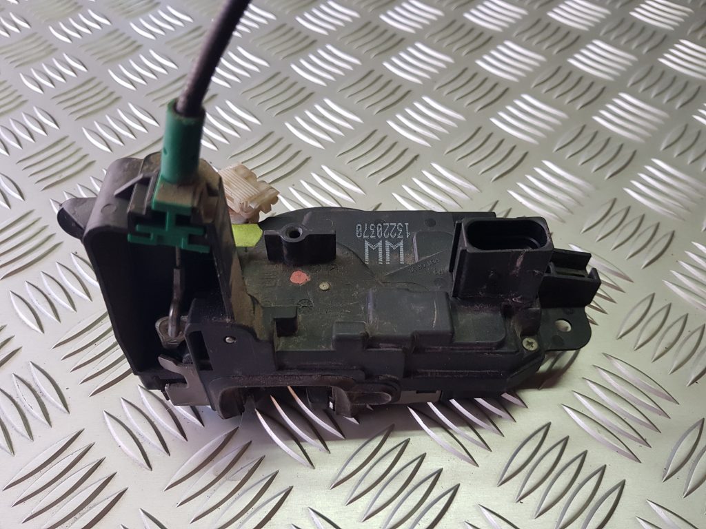 Priekšējo labo durvju slēdzene priekš OPEL ASTRA H STATION WAGON 2009 3 Priekšējo labo durvju slēdzene priekš OPEL ASTRA H STATION WAGON 2009