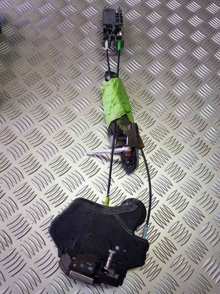 Aizmugurējo labo durvju slēdzene priekš TOYOTA HILUX 2009 1 Aizmugurējo labo durvju slēdzene priekš TOYOTA HILUX 2009