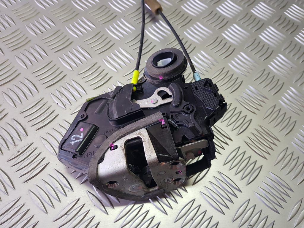 Aizmugurējo kreiso durvju slēdzene priekš TOYOTA HILUX 2009 2 Aizmugurējo kreiso durvju slēdzene priekš TOYOTA HILUX 2009