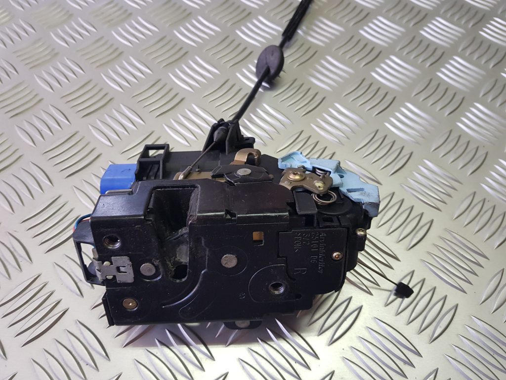 Aizmugurējo kreiso durvju slēdzene priekš VW GOLF 5 2006 2 Aizmugurējo kreiso durvju slēdzene priekš VW GOLF 5 2006