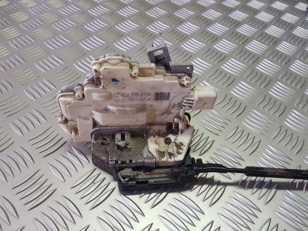 Aizmugurējo labo durvju slēdzene priekš VW PASSAT 2007 UNIVERSAL SILVER 1 Aizmugurējo labo durvju slēdzene priekš VW PASSAT 2007 UNIVERSAL SILVER