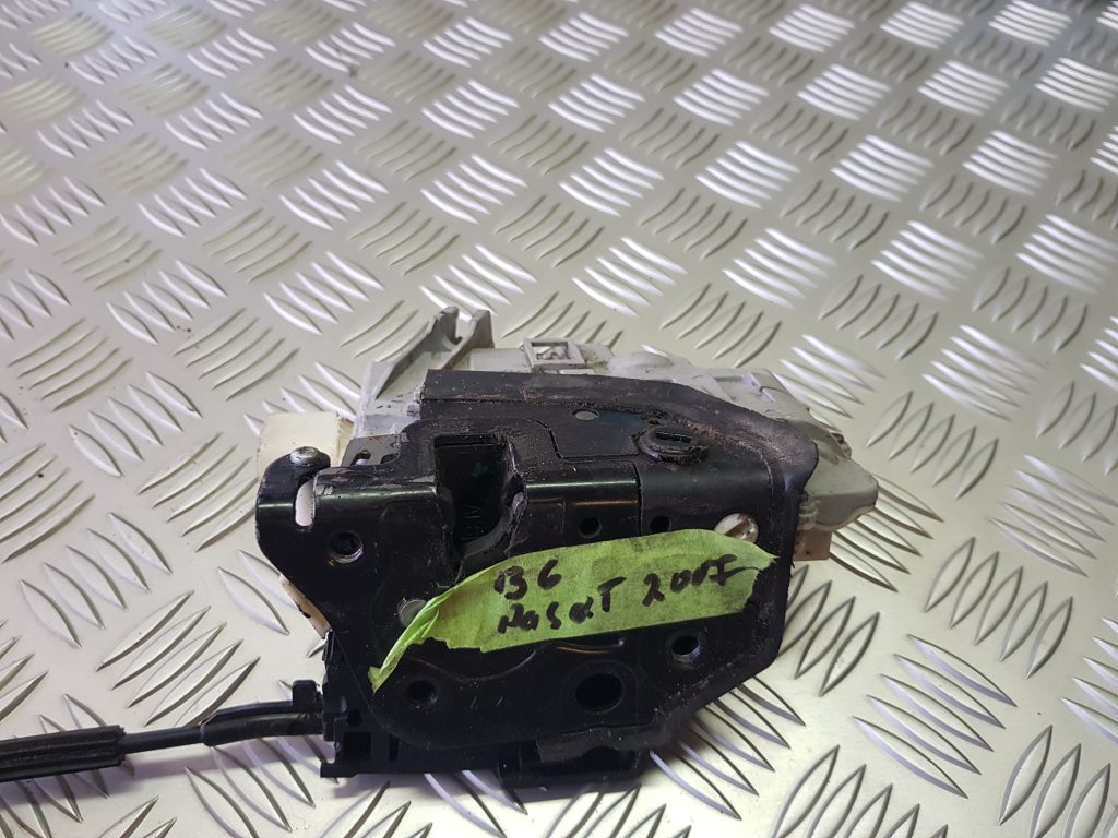 Aizmugurējo labo durvju slēdzene priekš VW PASSAT 2007 UNIVERSAL SILVER 2 Aizmugurējo labo durvju slēdzene priekš VW PASSAT 2007 UNIVERSAL SILVER