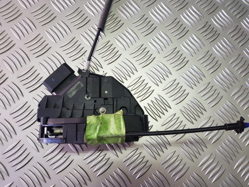 Aizmugurējo kreiso durvju slēdzene priekš FORD FOCUS 2016 1 Aizmugurējo kreiso durvju slēdzene priekš FORD FOCUS 2016