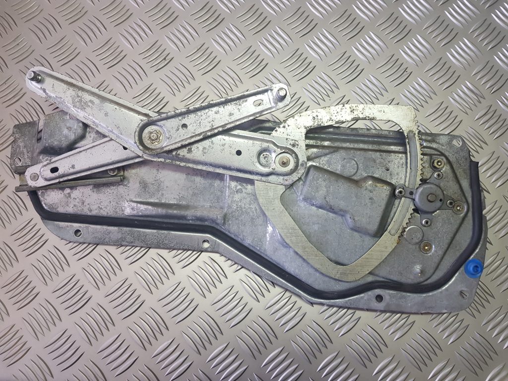 Stikla pacelšanas mehānisms aizmugurējais labais priekš VOLVO V70 1997 2 Stikla pacelšanas mehānisms aizmugurējais labais priekš VOLVO V70 1997