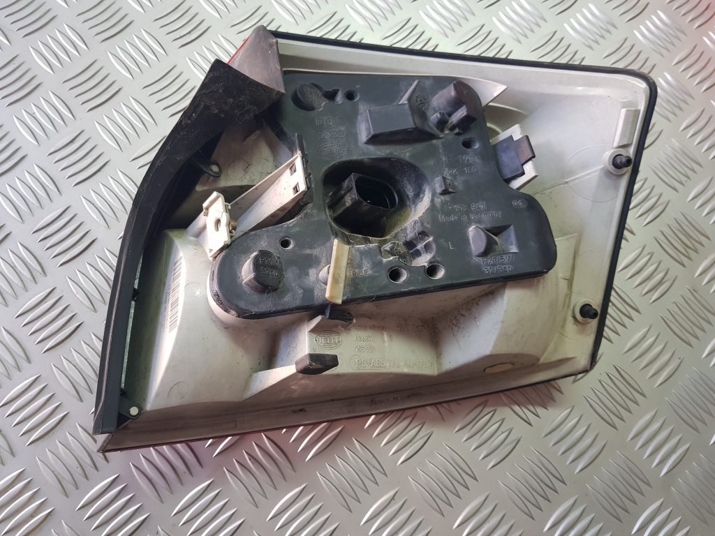 Aizmugurējais kreisais lukturis priekš AUDI A4 2003 2 Aizmugurējais kreisais lukturis priekš AUDI A4 2003