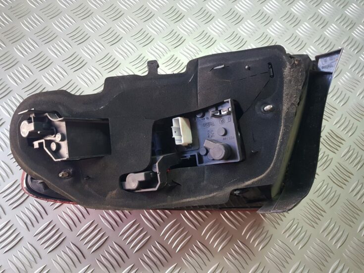 Aizmugurējais kreisais lukturis priekš PEUGEOT 407 2004