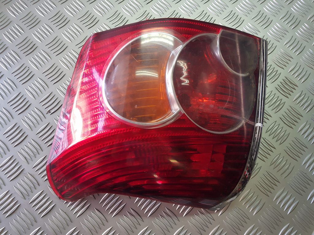 Aizmugurējais kreisais lukturis priekš TOYOTA AVENSIS 2008 1 Aizmugurējais kreisais lukturis priekš TOYOTA AVENSIS 2008