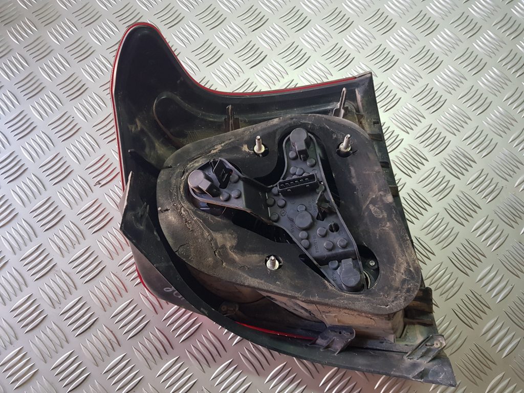 Aizmugurējais kreisais lukturis priekš TOYOTA AVENSIS 2008 2 Aizmugurējais kreisais lukturis priekš TOYOTA AVENSIS 2008