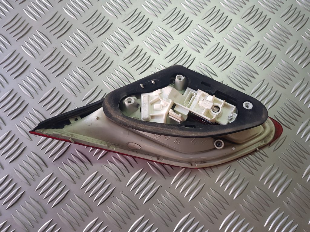 Bagāžnieka vāka kreisais lukturis priekš OPEL ASTRA J 2011 2 Bagāžnieka vāka kreisais lukturis priekš OPEL ASTRA J 2011