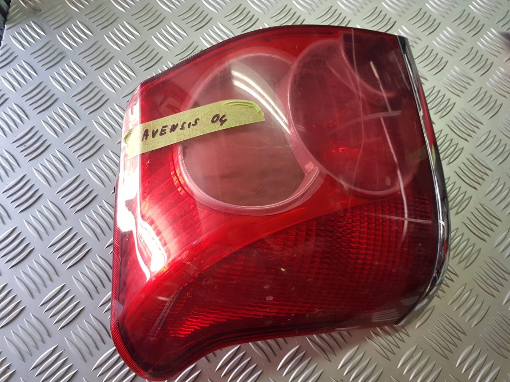 Aizmugurējais kreisais lukturis priekš TOYOTA AVENSIS 2004 1 Aizmugurējais kreisais lukturis priekš TOYOTA AVENSIS 2004