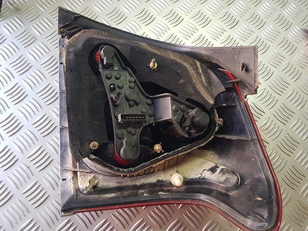 Aizmugurējais kreisais lukturis priekš TOYOTA AVENSIS 2004 2 Aizmugurējais kreisais lukturis priekš TOYOTA AVENSIS 2004