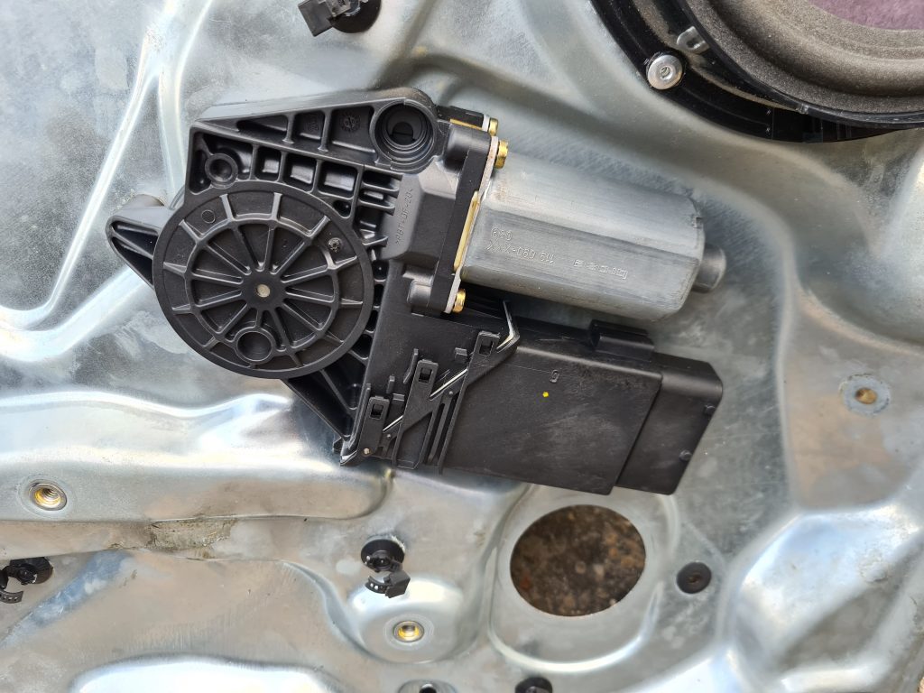 Stikla pacelšanas mehānisma panele priekš VW PASSAT 2000 BLUE 2 Stikla pacelšanas mehānisma panele priekš VW PASSAT 2000 BLUE