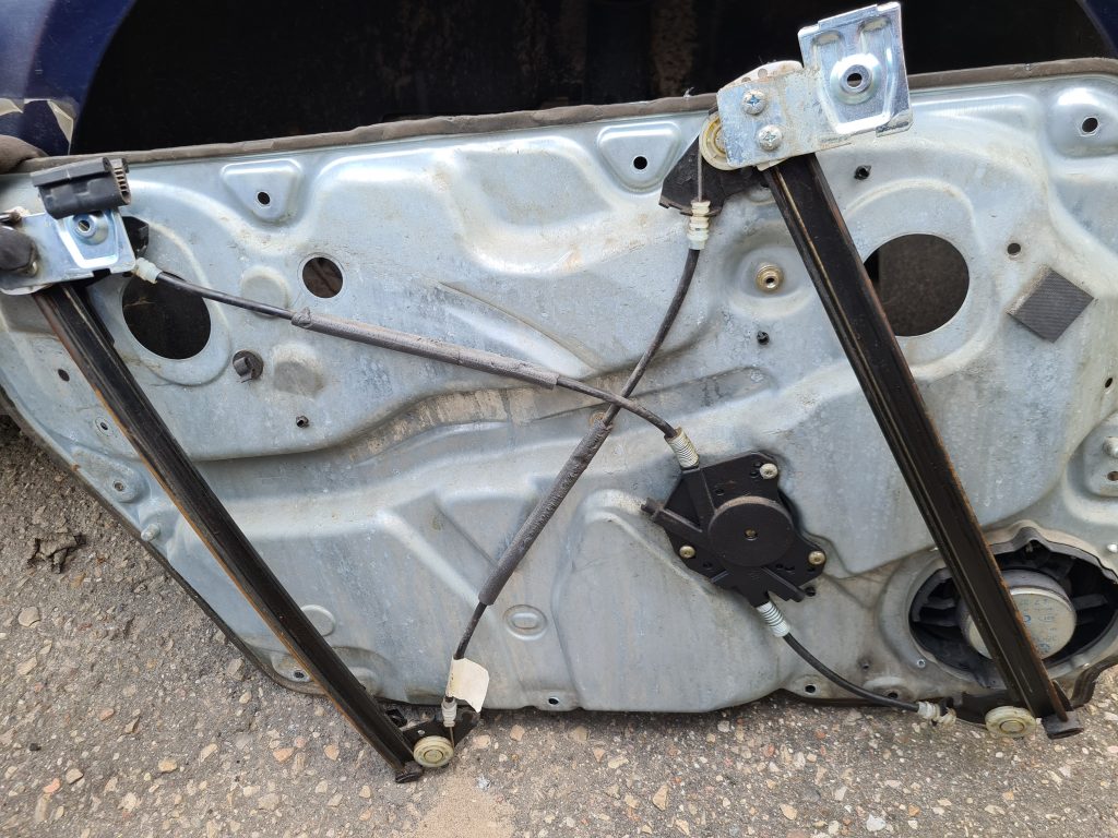 Stikla pacelšanas mehānisma panele priekš VW PASSAT 2000 BLUE 1 Stikla pacelšanas mehānisma panele priekš VW PASSAT 2000 BLUE