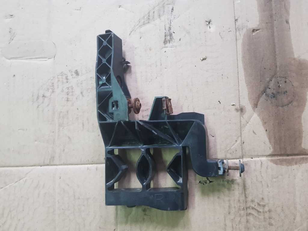 Priekšēja luktura kronšteins priekš AUDI A7 2011 SPORTBACK 2 Priekšēja luktura kronšteins priekš AUDI A7 2011 SPORTBACK