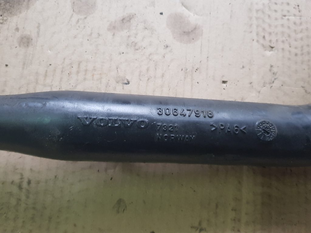 Interkulera caurule priekš VOLVO XC90 2004 2 Interkulera caurule priekš VOLVO XC90 2004