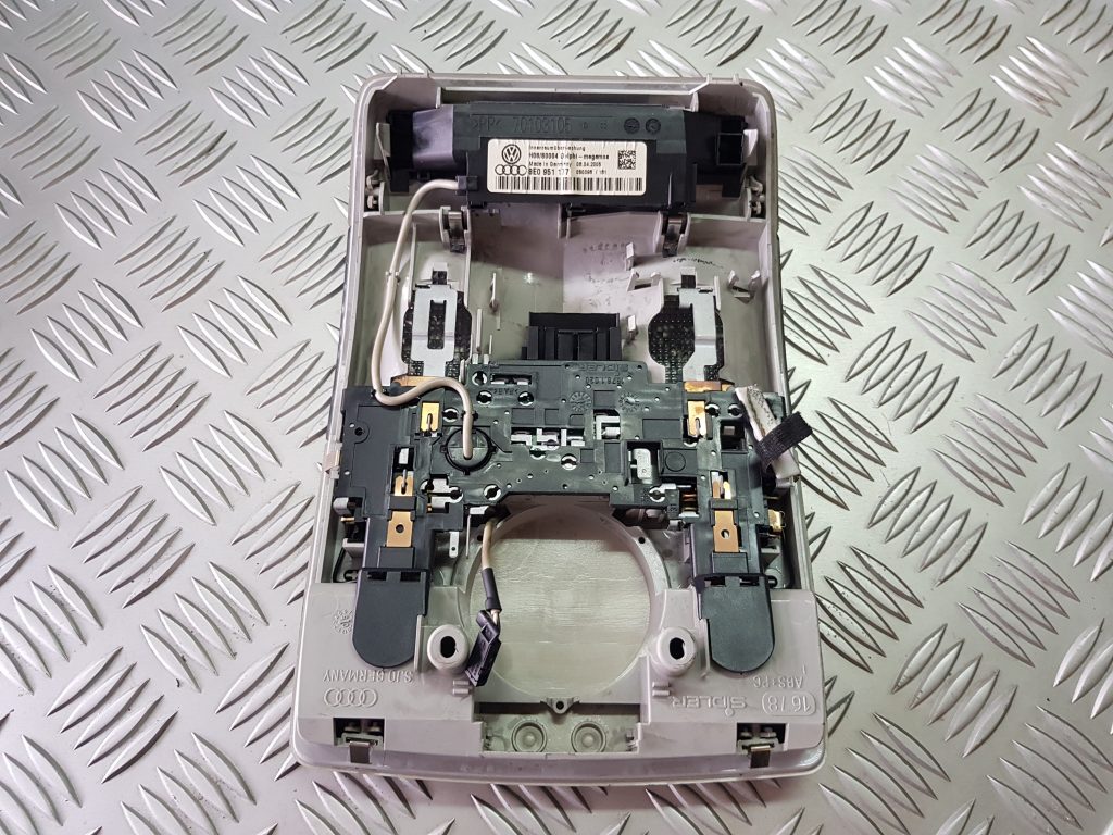 Salona apgaismojuma panelis priekš AUDI A4 2005 2 Salona apgaismojuma panelis priekš AUDI A4 2005