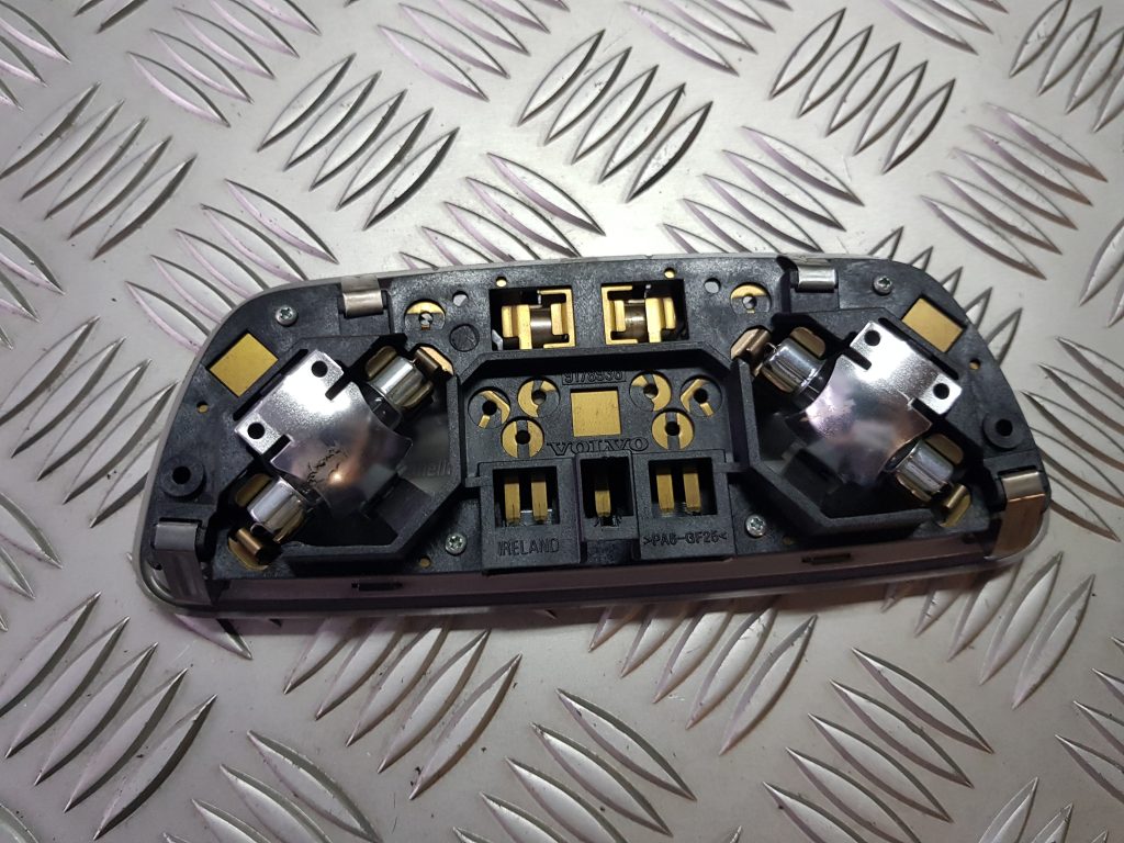 Aizmugurējo sēdvietu apgaismojums priekš VOLVO XC90 2004 2 Aizmugurējo sēdvietu apgaismojums priekš VOLVO XC90 2004