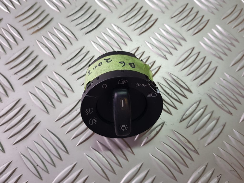 Gaismas slēdzis priekš VW PASSAT 2007 UNIVERSAL SILVER 1 Gaismas slēdzis priekš VW PASSAT 2007 UNIVERSAL SILVER