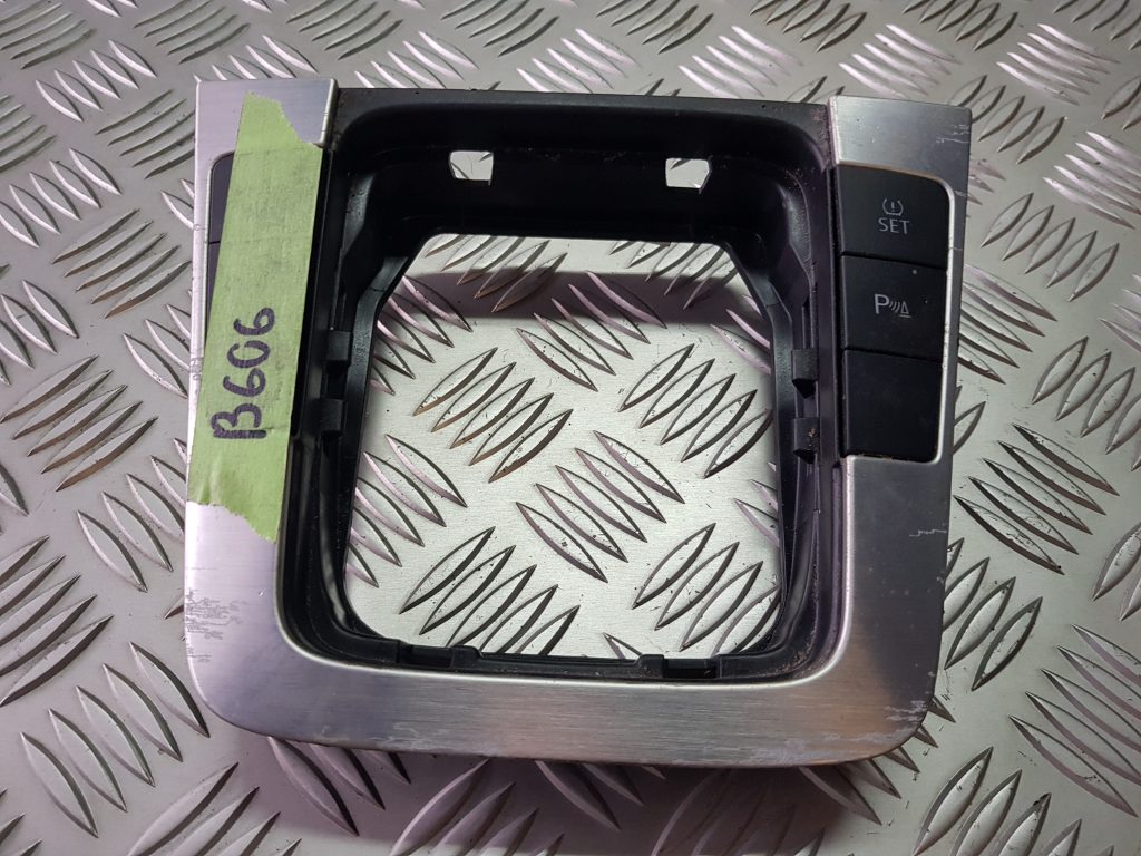 Dekoratīvs rāmis pārnesumu selektoram priekš VW PASSAT B6 2008 ANGL. 1 Dekoratīvs rāmis pārnesumu selektoram priekš VW PASSAT B6 2008 ANGL.