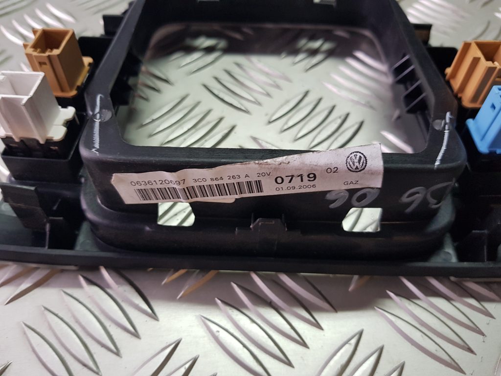 Dekoratīvs rāmis pārnesumu selektoram priekš VW PASSAT B6 2008 ANGL. 2 Dekoratīvs rāmis pārnesumu selektoram priekš VW PASSAT B6 2008 ANGL.