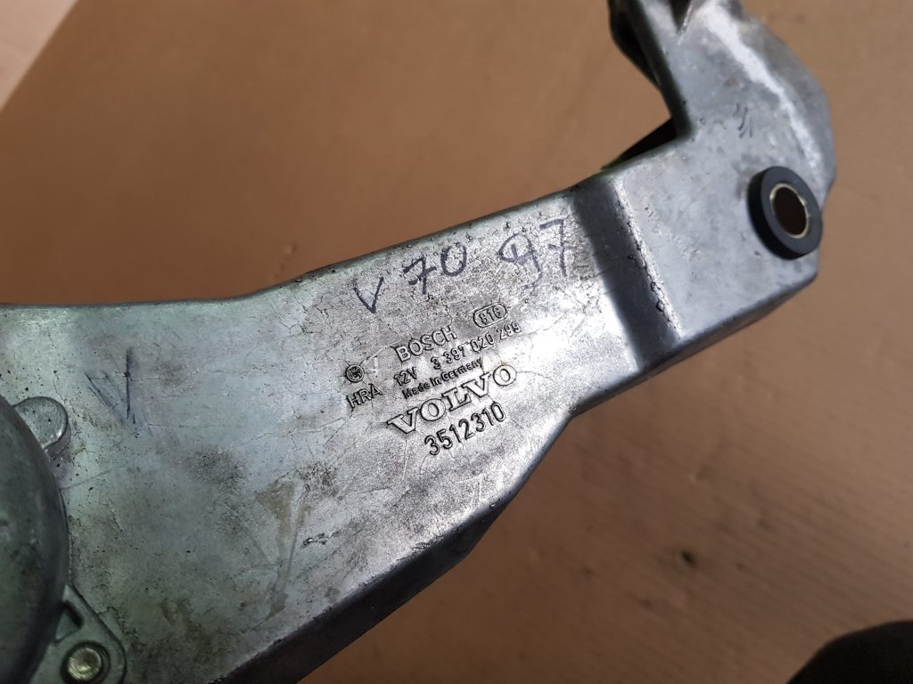 Aizmugurējā stikla tīrītāja motors priekš VOLVO V70 1997 3 Aizmugurējā stikla tīrītāja motors priekš VOLVO V70 1997